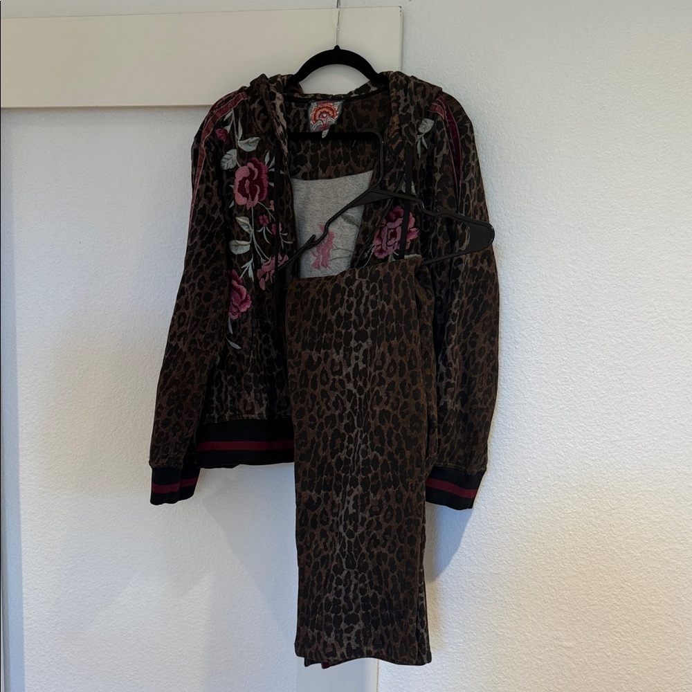 Chic Leopard Print Bomber Jacket & Pants with Floral Details